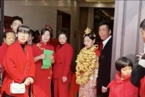 Cô dâu đeo vàng nặng trĩu cổ trong đám cưới gây xôn xao