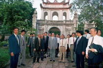 Nhìn lại chuyến thăm lịch sử đến Việt Nam của ông Giang Trạch Dân