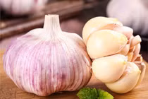 Đặt 1 tép tỏi dưới gối, sau 7 ngày nhận về 4 lợi ích tuyệt vời 