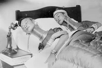 Ảnh lạ: Sơn nữ cổ dài Miến Điện thăm London năm 1935 