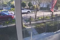 Ngăn tên trộm, chủ xe Lexus nhảy lên cửa sổ trời bất chấp nguy hiểm