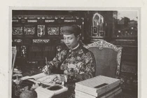 Ảnh để đời về vua Khải Định trong cuốn sách cổ của Pháp