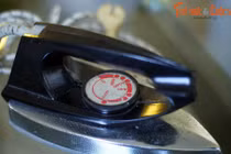 Sự thật gây sốc về bàn là hoa dâu huyền thoại thời bao cấp