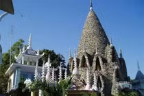 Độc đáo ngôi chùa ở Việt Nam được làm từ san hô, vỏ ốc