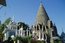 Độc đáo ngôi chùa ở Việt Nam được làm từ san hô, vỏ ốc