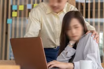 Mỗi tháng tôi biếu mẹ chồng 5 triệu, chồng trách một câu khiến tôi choáng