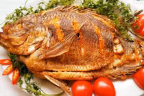 3 mẹo hay rán cá đảm bảo cá vàng giòn, không dính chảo