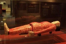 Bất ngờ giá trị bộ trang phục mai táng bị mộ tặc bỏ lại