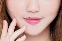 Phụ nữ có nốt ruồi trên môi tiết lộ điềm báo đặc biệt