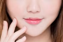 Phụ nữ có nốt ruồi trên môi tiết lộ điềm báo đặc biệt