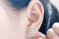 Vì sao phụ nữ thiếu thủy vận nên đeo khuyên tai?