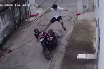 Video: Thót tim xem cảnh tên trộm bị đạp ngã xuống đường