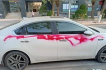 Nhiều ôtô bị xịt sơn khi đỗ trong khu đô thị ở Hà Nội