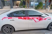 Nhiều ôtô bị xịt sơn khi đỗ trong khu đô thị ở Hà Nội