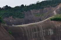 Ngọn núi kỳ vĩ, trông như lưỡi dao khổng lồ