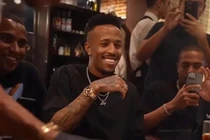 Dàn sao tuyển Brazil gặp rắc rối vì ăn thịt dát vàng