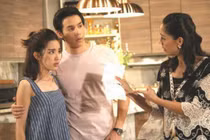 Nghe lời mẹ, chàng trai bỏ bạn gái làm phục vụ ở nhà hàng