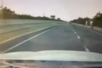 Nam thanh niên chạy xe phân khối lớn trên đường và cảnh tượng xảy ra 1 phút sau đó khiến tất cả đều kinh hãi