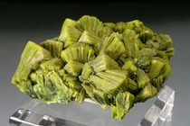 View - Cận cảnh khoáng vật đỏ rực, cực hiếm, giá cao hơn kim cương | Báo Tri thức và Cuộc sống - TIN TỨC PHỔ BIẾN KIẾN THỨC 24H