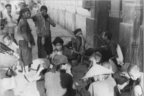 Ảnh quý về đời thường ở chợ Đồng Xuân thập niên 1950