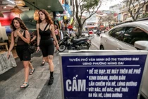 Đội dẹp vỉa hè vừa đi, hàng quán lại đua nhau lấn chiếm