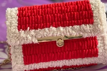 Đi cách ly, chàng trai học đan túi xách tặng bác sĩ