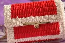 Đi cách ly, chàng trai học đan túi xách tặng bác sĩ