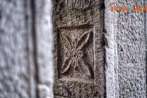 Cận cảnh cổng tam quan đá trăm tuổi có 1-0-2 ở Hà Nội