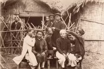 Ảnh lạ về nghề lấy ráy tai dạo ở Việt Nam xưa