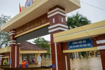 Bác sĩ ở vùng lũ đỡ đẻ cho sản phụ dưới ánh đèn pin