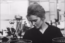 Ngẩn người ngắm vẻ đẹp nóng bỏng của phụ nữ Liên Xô