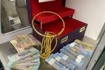 Đi máy bay, khách bỏ quên cả vali chứa gần nửa tỷ đồng