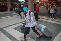 E ngại người từ Hà Nội, TP HCM về quê ăn Tết