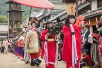 Nghi lễ rước dâu lạ lùng ở Nhật Bản khiến cô dâu 'toát mồ hôi'