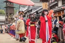 Nghi lễ rước dâu lạ lùng ở Nhật Bản khiến cô dâu 'toát mồ hôi'