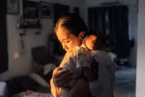 Phụ nữ sau sinh cần được quan tâm, thấu hiểu