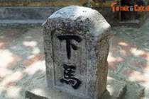 Bia “Hạ mã“: Biển báo giao thông trăm tuổi của người Việt