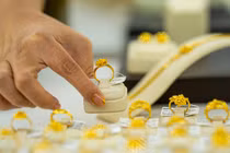 Giá vàng hôm nay 17/9: Giảm mạnh, nhà đầu tư bán tháo