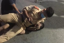 Thanh niên không đeo khẩu trang bất ngờ đấm cán bộ chốt kiểm dịch