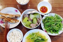 Về thăm bố mẹ chồng, nhìn mâm cơm lúc 12 giờ trưa tôi bật khóc