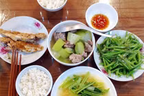 Về thăm bố mẹ chồng, nhìn mâm cơm lúc 12 giờ trưa tôi bật khóc