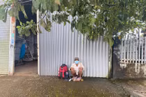 Người đàn ông đi bộ 16 ngày từ Đắk Lắk về Bình Phước để tránh dịch