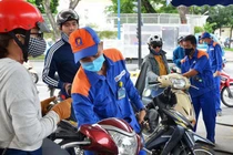 Giá xăng tiếp tục tăng gần 400 đồng/lít