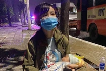 Trải lòng của người mẹ mới sinh con 15 ngày vượt xe máy 1.300 km về quê