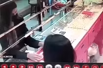 Video: Nam thanh niên giả gái vào cửa hàng mua đồ trang sức