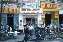 Ảnh hiếm độc Sài Gòn xưa: Vỉa hè đường Lê Lợi 50 năm trước