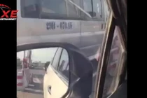 Xe 16 chỗ thản nhiên lùi trên cầu Thanh Trì