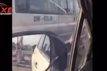 Xe 16 chỗ thản nhiên lùi trên cầu Thanh Trì