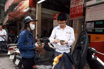 Giảm tối đa hơn 2.500 đồng/lít, giá xăng xuống sát 15 ngàn/lít