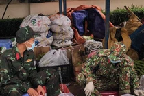 Hình ảnh người lính trong tâm dịch khiến trái tim ai cũng tan chảy 